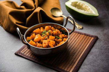 Kaccha Papita Sabji ya da Raw Papaya Sabzi, bir karahi ya da kase içinde servis edilir. seçici odak