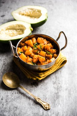 Kaccha Papita Sabji ya da Raw Papaya Sabzi, bir karahi ya da kase içinde servis edilir. seçici odak