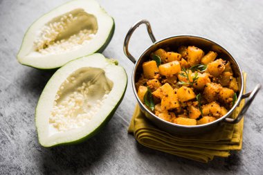 Kaccha Papita Sabji ya da Raw Papaya Sabzi, bir karahi ya da kase içinde servis edilir. seçici odak