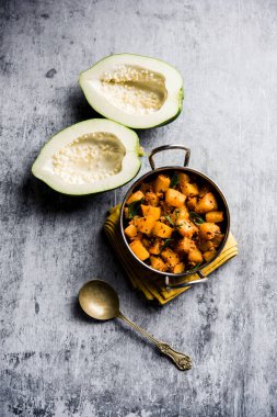 Kaccha Papita Sabji ya da Raw Papaya Sabzi, bir karahi ya da kase içinde servis edilir. seçici odak