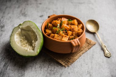 Kaccha Papita Sabji ya da Raw Papaya Sabzi, bir karahi ya da kase içinde servis edilir. seçici odak