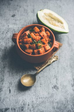 Kaccha Papita Sabji ya da Raw Papaya Sabzi, bir karahi ya da kase içinde servis edilir. seçici odak