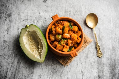 Kaccha Papita Sabji ya da Raw Papaya Sabzi, bir karahi ya da kase içinde servis edilir. seçici odak