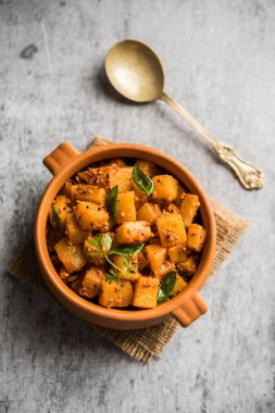 Kaccha Papita Sabji ya da Raw Papaya Sabzi, bir karahi ya da kase içinde servis edilir. seçici odak