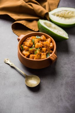 Kaccha Papita Sabji ya da Raw Papaya Sabzi, bir karahi ya da kase içinde servis edilir. seçici odak