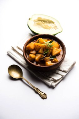 Kaccha Papita Sabji ya da Raw Papaya Sabzi, bir karahi ya da kase içinde servis edilir. seçici odak