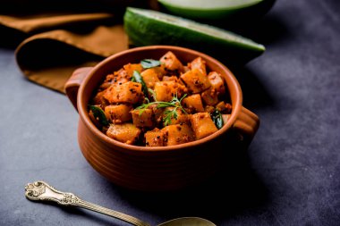 Kaccha Papita Sabji ya da Raw Papaya Sabzi, bir karahi ya da kase içinde servis edilir. seçici odak