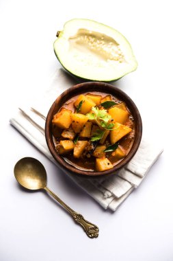 Kaccha Papita Sabji ya da Raw Papaya Sabzi, bir karahi ya da kase içinde servis edilir. seçici odak