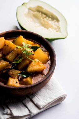 Kaccha Papita Sabji ya da Raw Papaya Sabzi, bir karahi ya da kase içinde servis edilir. seçici odak