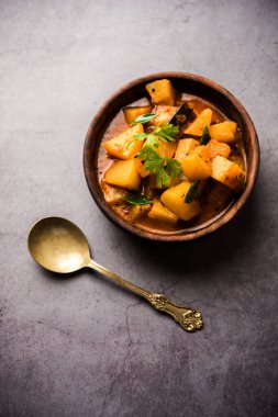 Kaccha Papita Sabji ya da Raw Papaya Sabzi, bir karahi ya da kase içinde servis edilir. seçici odak