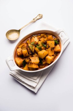 Kaccha Papita Sabji ya da Raw Papaya Sabzi, bir karahi ya da kase içinde servis edilir. seçici odak