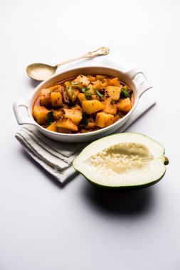 Kaccha Papita Sabji ya da Raw Papaya Sabzi, bir karahi ya da kase içinde servis edilir. seçici odak