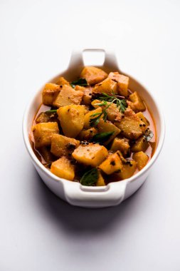 Kaccha Papita Sabji ya da Raw Papaya Sabzi, bir karahi ya da kase içinde servis edilir. seçici odak