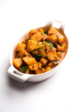 Kaccha Papita Sabji ya da Raw Papaya Sabzi, bir karahi ya da kase içinde servis edilir. seçici odak