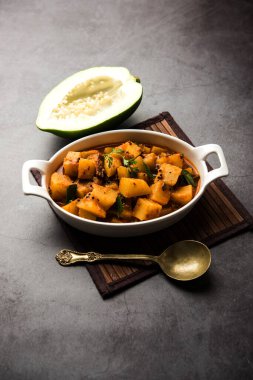 Kaccha Papita Sabji ya da Raw Papaya Sabzi, bir karahi ya da kase içinde servis edilir. seçici odak