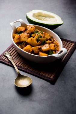 Kaccha Papita Sabji ya da Raw Papaya Sabzi, bir karahi ya da kase içinde servis edilir. seçici odak