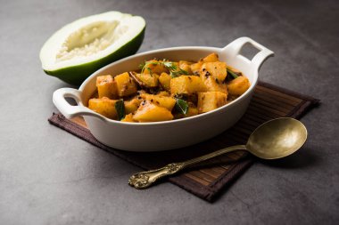 Kaccha Papita Sabji ya da Raw Papaya Sabzi, bir karahi ya da kase içinde servis edilir. seçici odak