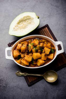 Kaccha Papita Sabji ya da Raw Papaya Sabzi, bir karahi ya da kase içinde servis edilir. seçici odak