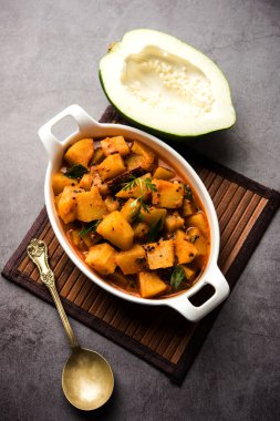 Kaccha Papita Sabji ya da Raw Papaya Sabzi, bir karahi ya da kase içinde servis edilir. seçici odak