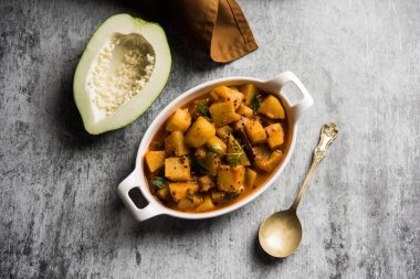 Kaccha Papita Sabji ya da Raw Papaya Sabzi, bir karahi ya da kase içinde servis edilir. seçici odak