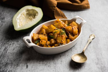 Kaccha Papita Sabji ya da Raw Papaya Sabzi, bir karahi ya da kase içinde servis edilir. seçici odak