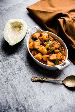 Sos soslu Kacha Papita Sabzi ya da bir kasede servis edilen Raw Papaya körili Sabji. seçici odak