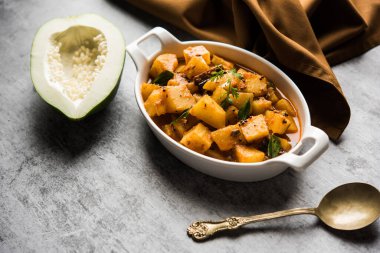 Sos soslu Kacha Papita Sabzi ya da bir kasede servis edilen Raw Papaya körili Sabji. seçici odak