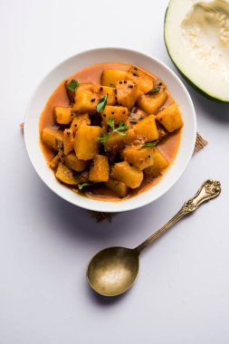 Sos soslu Kacha Papita Sabzi ya da bir kasede servis edilen Raw Papaya körili Sabji. seçici odak