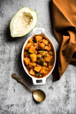 Sos soslu Kacha Papita Sabzi ya da bir kasede servis edilen Raw Papaya körili Sabji. seçici odak