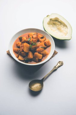 Sos soslu Kacha Papita Sabzi ya da bir kasede servis edilen Raw Papaya körili Sabji. seçici odak