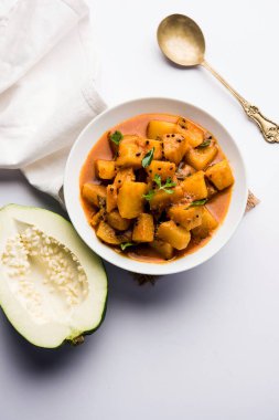 Sos soslu Kacha Papita Sabzi ya da bir kasede servis edilen Raw Papaya körili Sabji. seçici odak
