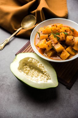 Sos soslu Kacha Papita Sabzi ya da bir kasede servis edilen Raw Papaya körili Sabji. seçici odak