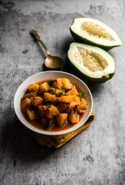 Sos soslu Kacha Papita Sabzi ya da bir kasede servis edilen Raw Papaya körili Sabji. seçici odak