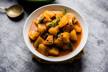 Sos soslu Kacha Papita Sabzi ya da bir kasede servis edilen Raw Papaya körili Sabji. seçici odak