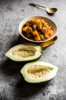 Sos soslu Kacha Papita Sabzi ya da bir kasede servis edilen Raw Papaya körili Sabji. seçici odak
