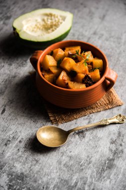 Sos soslu Kacha Papita Sabzi ya da bir kasede servis edilen Raw Papaya körili Sabji. seçici odak