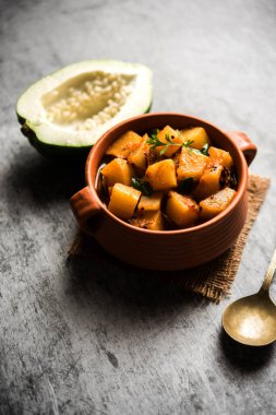 Sos soslu Kacha Papita Sabzi ya da bir kasede servis edilen Raw Papaya körili Sabji. seçici odak