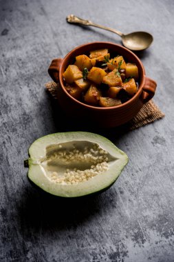 Sos soslu Kacha Papita Sabzi ya da bir kasede servis edilen Raw Papaya körili Sabji. seçici odak