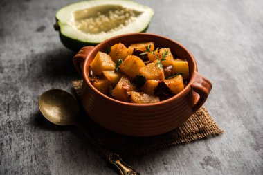 Sos soslu Kacha Papita Sabzi ya da bir kasede servis edilen Raw Papaya körili Sabji. seçici odak