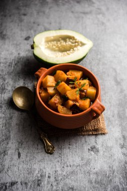 Sos soslu Kacha Papita Sabzi ya da bir kasede servis edilen Raw Papaya körili Sabji. seçici odak