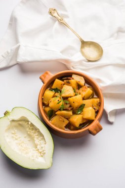 Sos soslu Kacha Papita Sabzi ya da bir kasede servis edilen Raw Papaya körili Sabji. seçici odak