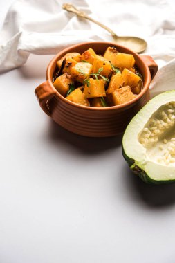 Sos soslu Kacha Papita Sabzi ya da bir kasede servis edilen Raw Papaya körili Sabji. seçici odak