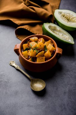 Sos soslu Kacha Papita Sabzi ya da bir kasede servis edilen Raw Papaya körili Sabji. seçici odak