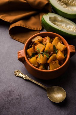 Sos soslu Kacha Papita Sabzi ya da bir kasede servis edilen Raw Papaya körili Sabji. seçici odak