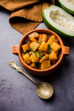 Sos soslu Kacha Papita Sabzi ya da bir kasede servis edilen Raw Papaya körili Sabji. seçici odak