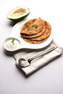 Çiğ Papaya Paratha veya Papita ke Parathe papaya, buğday unu, kimyon ve zencefil kullanarak yapıldı. Popüler Hint yemeği tarifi kaymaklı sıcak servis ediliyor. seçici odak