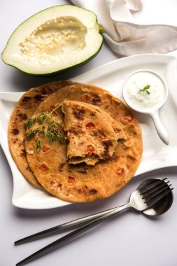 Çiğ Papaya Paratha veya Papita ke Parathe papaya, buğday unu, kimyon ve zencefil kullanarak yapıldı. Popüler Hint yemeği tarifi kaymaklı sıcak servis ediliyor. seçici odak