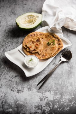 Çiğ Papaya Paratha veya Papita ke Parathe papaya, buğday unu, kimyon ve zencefil kullanarak yapıldı. Popüler Hint yemeği tarifi kaymaklı sıcak servis ediliyor. seçici odak