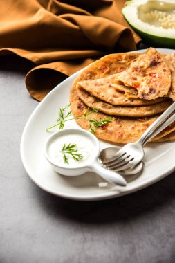 Çiğ Papaya Paratha veya Papita ke Parathe papaya, buğday unu, kimyon ve zencefil kullanarak yapıldı. Popüler Hint yemeği tarifi kaymaklı sıcak servis ediliyor. seçici odak
