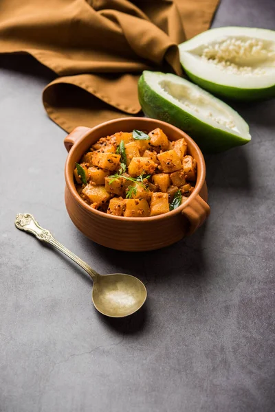 Kaccha Papita Sabji ya da Raw Papaya Sabzi, bir karahi ya da kase içinde servis edilir. seçici odak